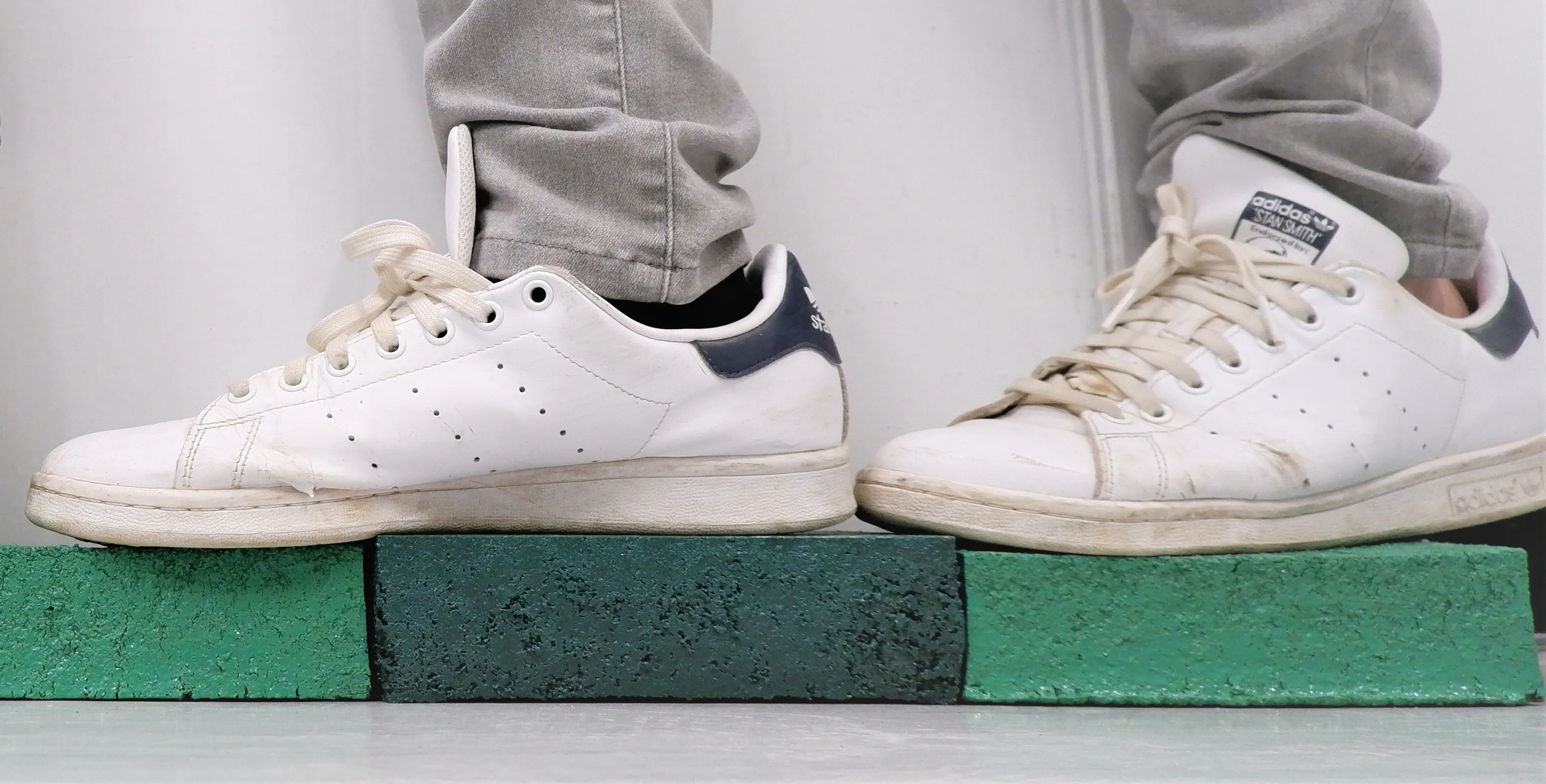 Turning construction and Ca-food wastes into new sustainable geological materials by CO2 sequestration