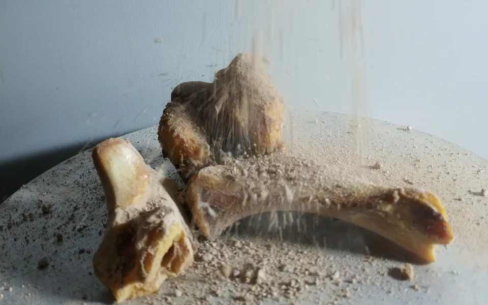 Turning construction and Ca-food wastes into new sustainable geological materials by CO2 sequestration